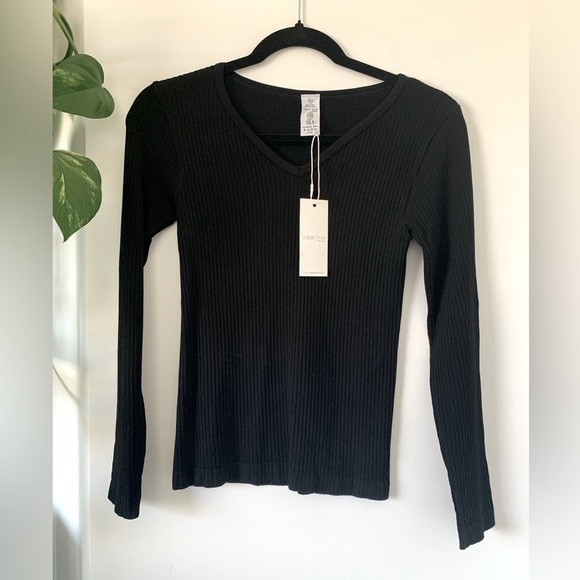 C’est Moi NWT SZ:OS Black ribbed Top - Picture 1 of 4